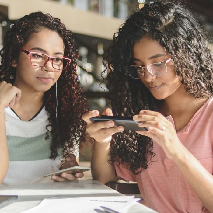 A 20-something uses Zelle at a restaurant.